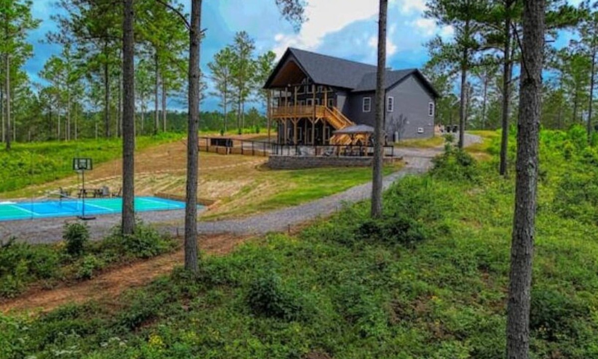 Ellijay House | Luxury Mountain Lodge/Pickleball court/Game room/Jacuzzi tub/Sleep 16+