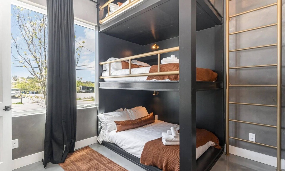 Katie Hill Neighborhood House | Luxury Skyline Rooftop Hot Tub | 5 Min to Broadway