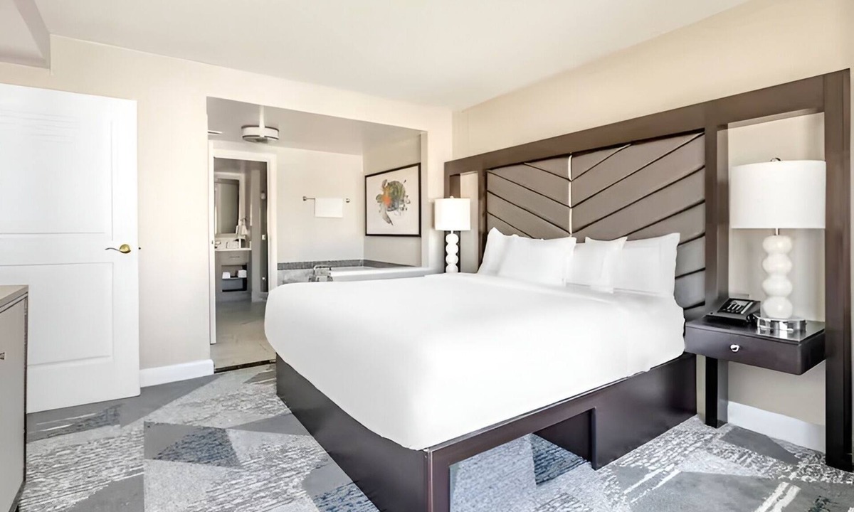Las Vegas Hotel | Make Every Moment of Your Trip Feel Special Here! Unit with Full Kitchen, Pool!