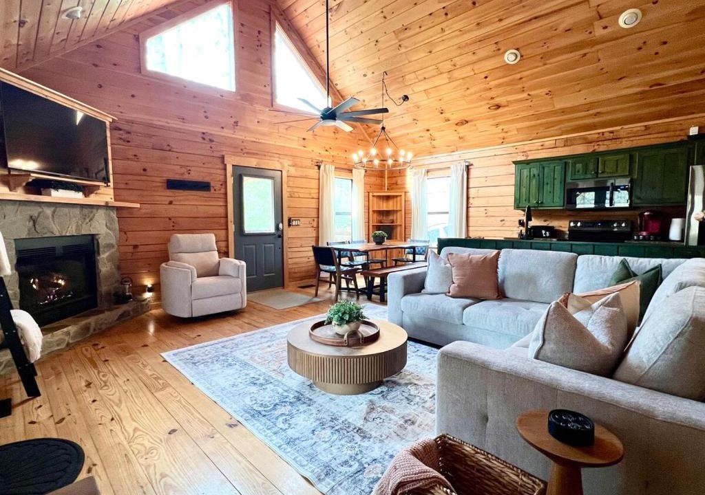 Murphy House | Meadow Vista Cozy Cabin in the Blue Ridge Mtns - 3 BR Vacation Home
