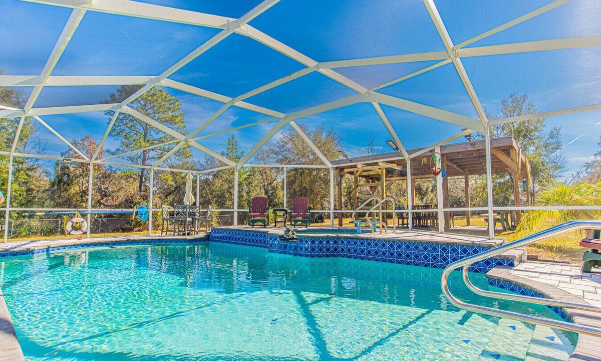 Homosassa Apartment | MermaidManorCarriageHouse|ScreenedSaltwaterPool&Hottub|Sleeps6|1DogOK