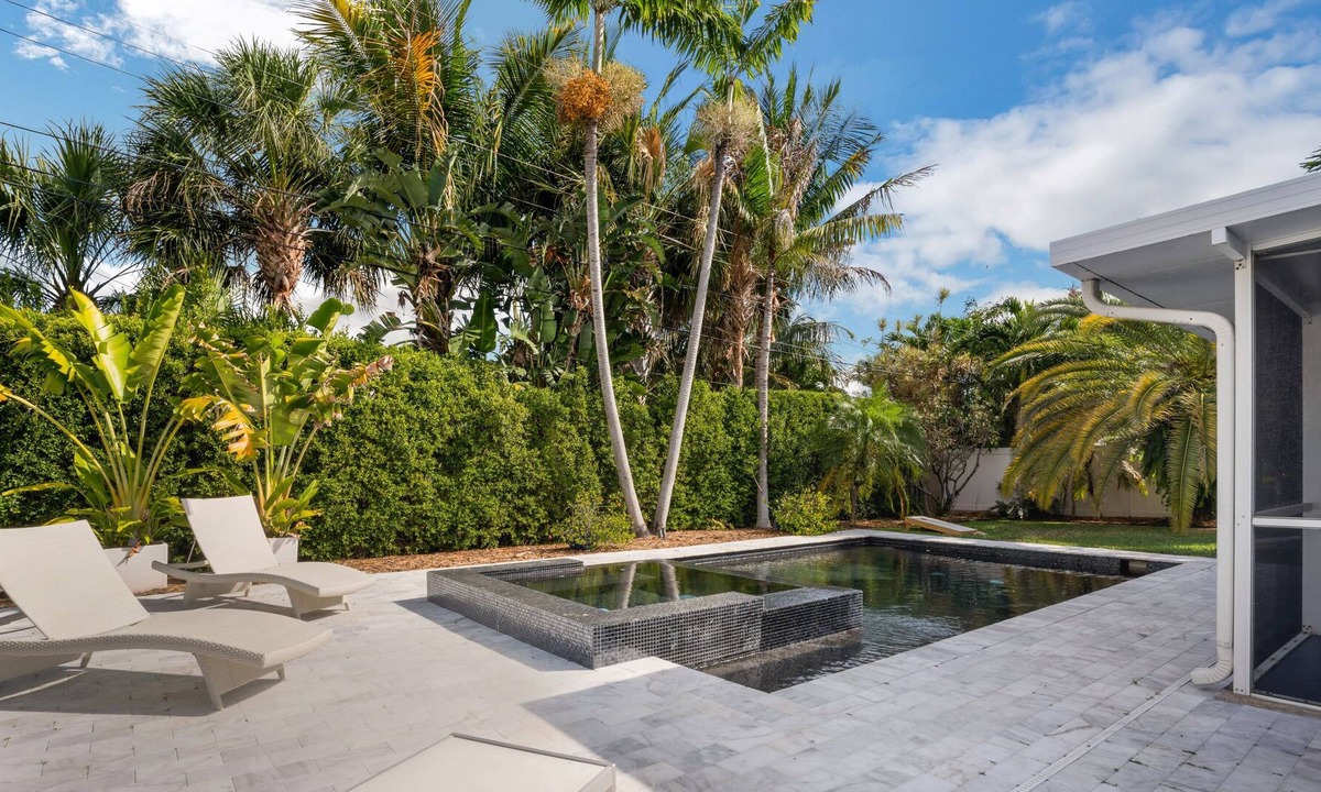 Coral Ridge Isles House | MIAMI VIBE, SLEEK, ELEGANT, POOL with Spa, 4 BD, 2 BATH, CLOSE TO BEACH 1631 NE 59PL. by RedAwning