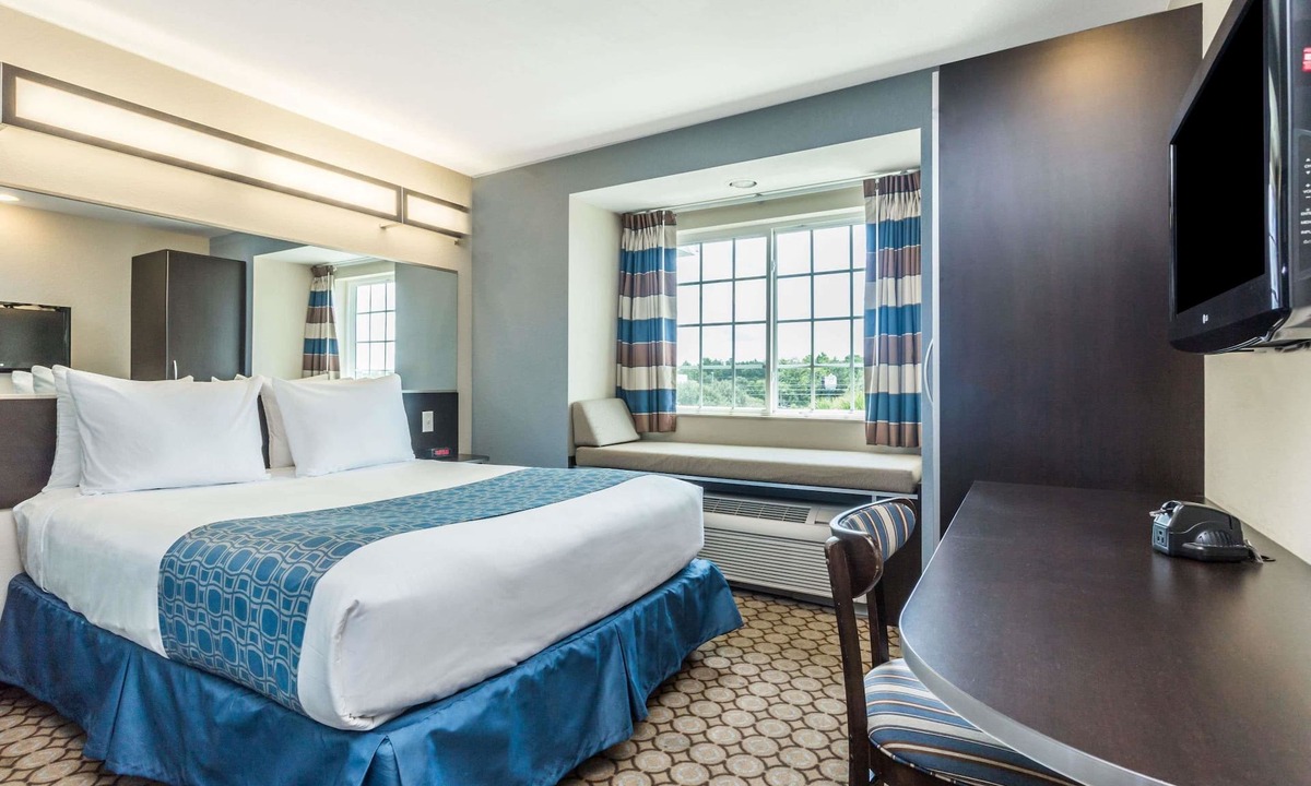 Spring Hill Hotel | Microtel Inn & Suites by Wyndham Spring Hill/Weeki Wachee