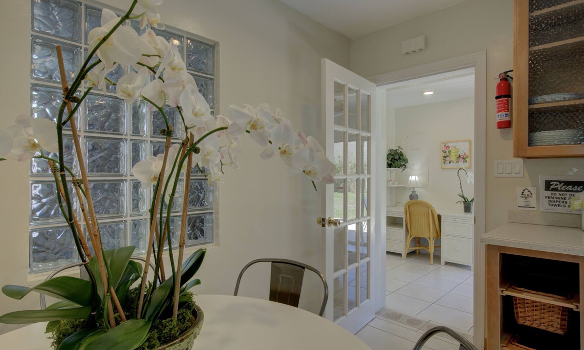 Long Meadow House | Mid-Century Retreat close to Everything.