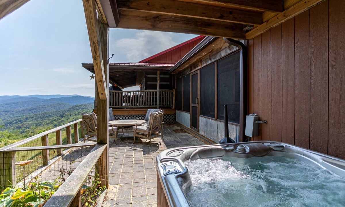 Banner Elk Cabin | Million $ View: Hot Tub | Theater Room | Pool Table | Air Hockey | 10min to Banner Elk