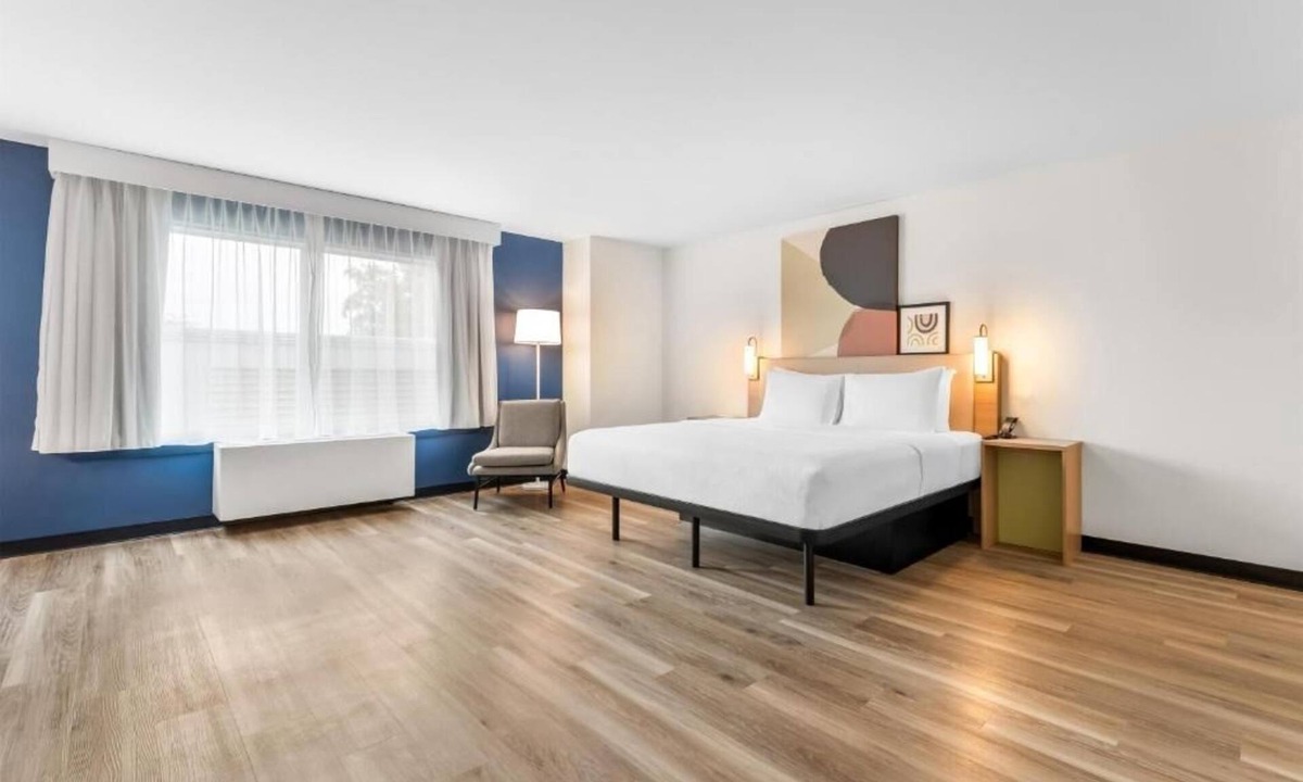Essex Junction Hotel | Minimalist King Unit Close to Burlington Airport – Only 3.1 Miles Away