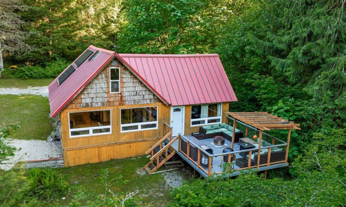 Marblemount Cabin | Misty Mountain Cabin-2 bed, 1 bath, mountain views and large deck