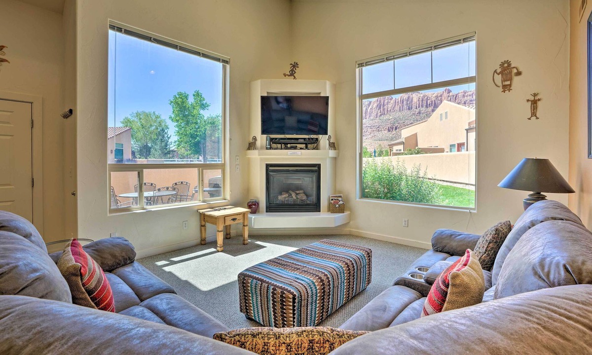 Moab South Valley Apartment | Moab Townhome w/Pool Access + Stunning Mtn Views!