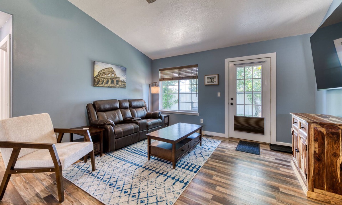 Hamilton House | Modern 3BR w/Mountain Views Sleeps 8 2 car garage plus extra parking