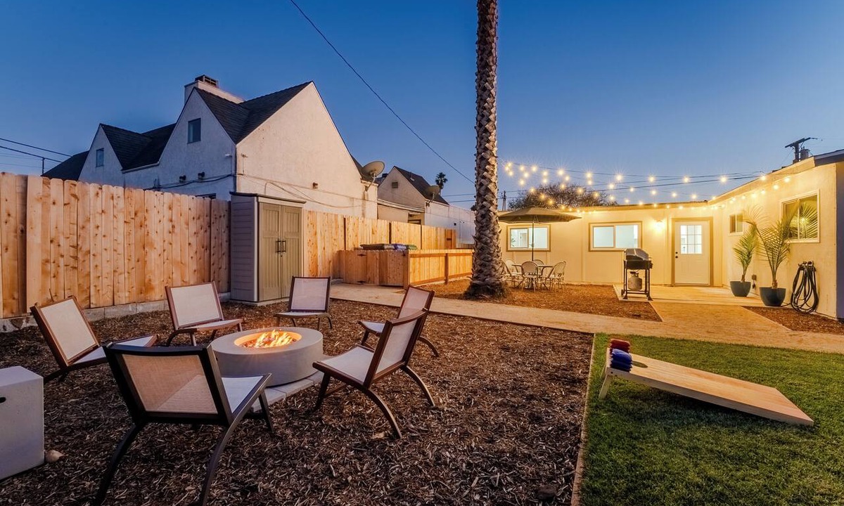 Bay Ho House | Modern and central 3-bedroom house in sunny San Diego with yard and fire pit