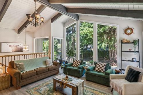 Lake Stevens House | Modern Forest Escape, Near Lake Stevens & Hikes