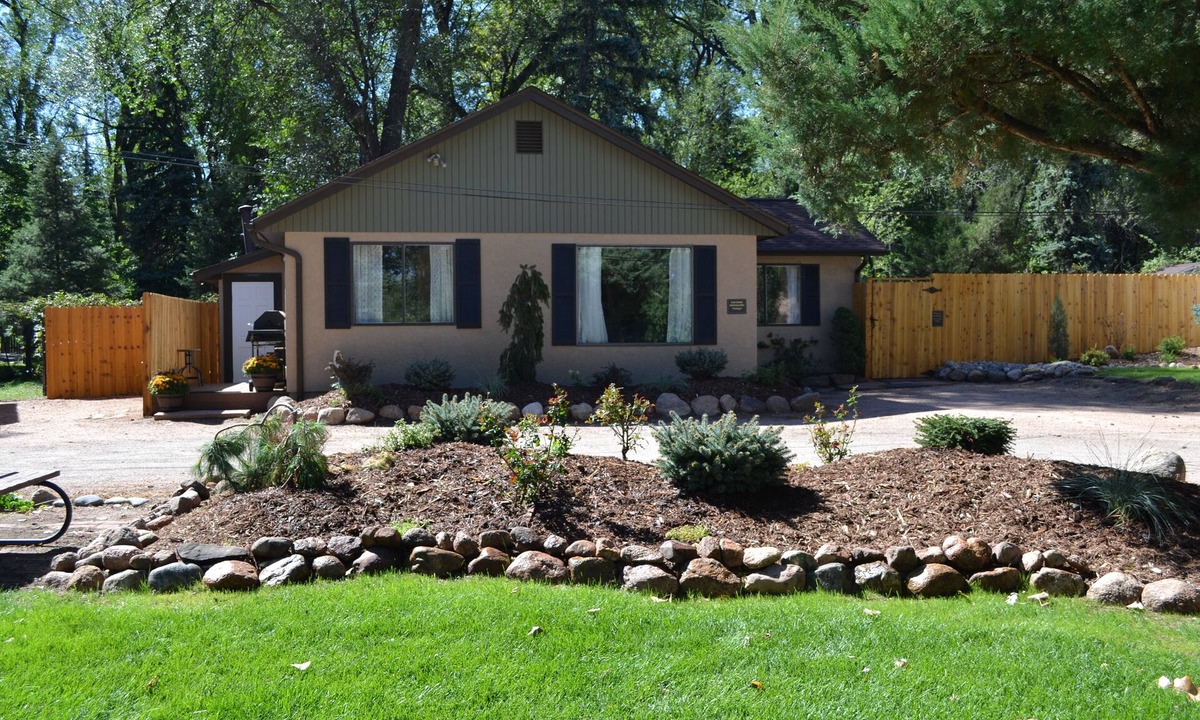 Broadmoor House | Modern, Fresh and Beautiful 2 Bedroom Cottage!