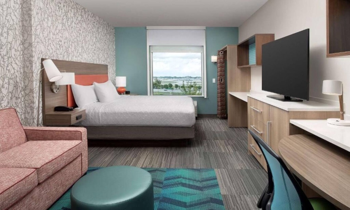 Ludlam Hotel | Modern Miami Escape with Breakfast Minutes From Airport & Local Attractions