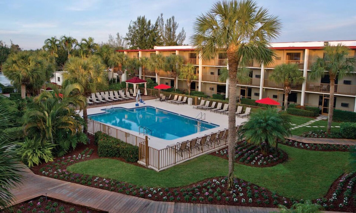 East Naples Hotel | Modern Naples Stay Near Fifth Ave w/Pool Access