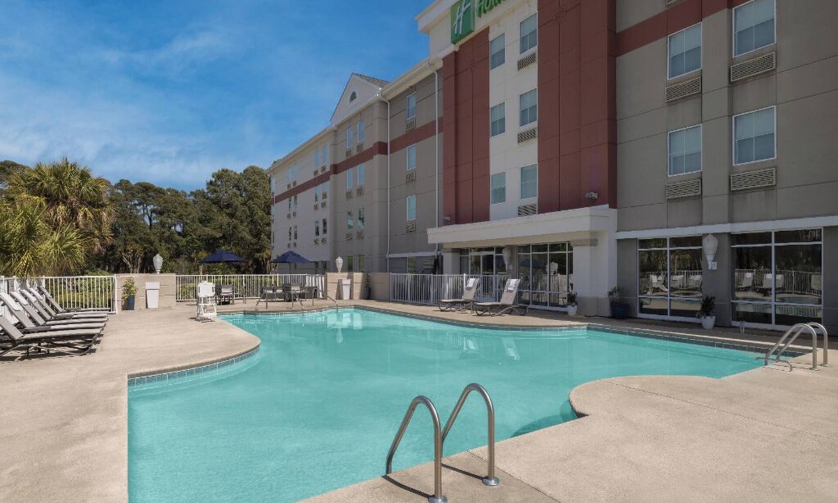 Myrtle Beach Hotel | Modern Space w/Access to Onsite Pool & Hot Tub | Free Parking & Breakfast