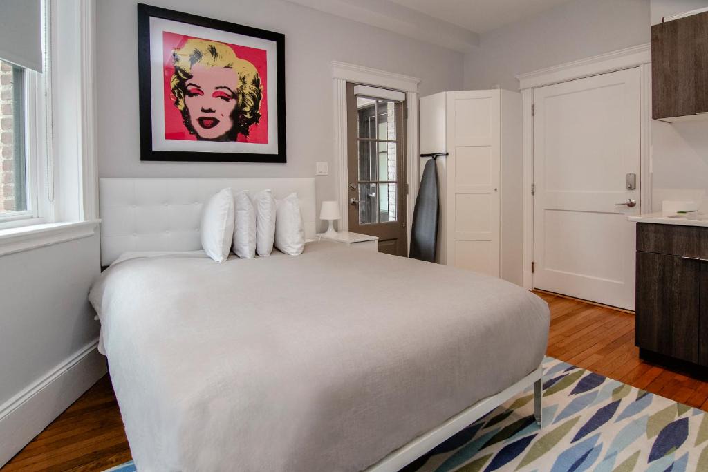 Griggs Park Apartment | Modern Studio, 15 min Train to Boston