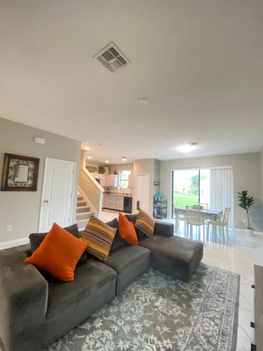 Haines City House | Modern Tropical Family Retreat near Legoland, Disney, Universal and Bok Towers