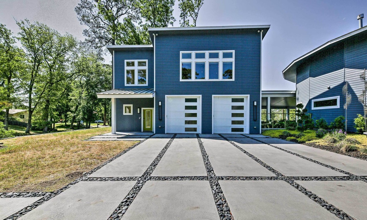 Southern Shores Apartment | ‘Modern Twist’ Apartment - 1 Mile to Beach!