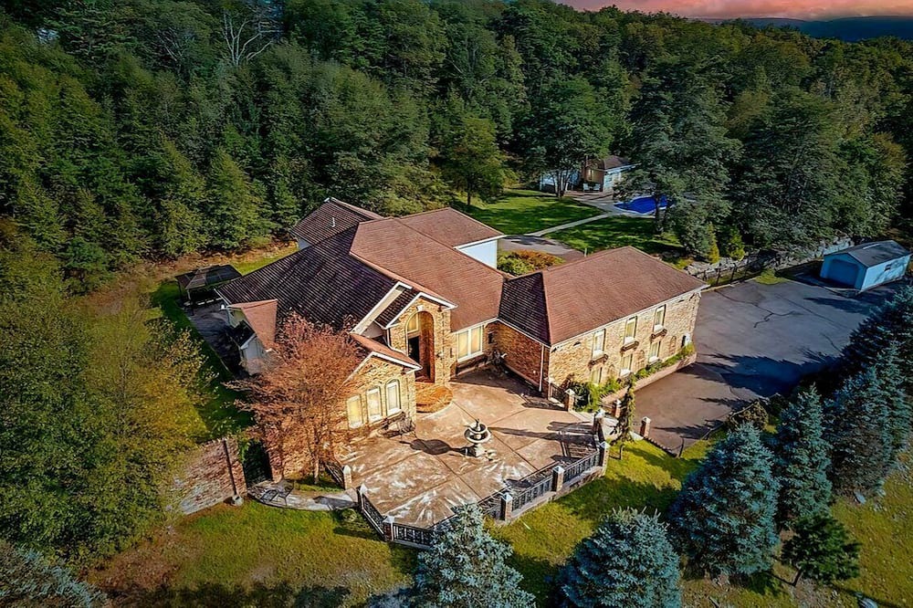 Bushkill Villa | Modern Villa with Sauna, Pool & Panoramic Views in Bushkill, Pennsylvania