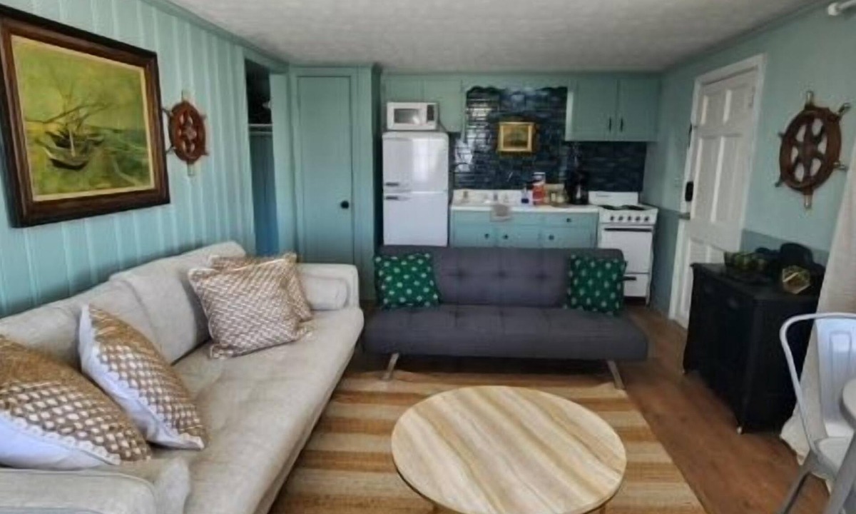 Biltmore Beach Hotel | Monterey Motel - Beach Cottage 10 at Beach Access 8. Large Pool. Newly Remodeled