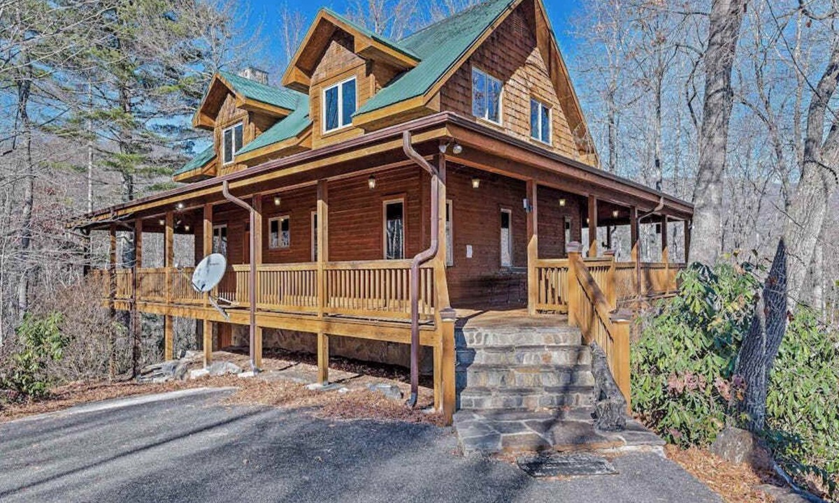 Tuckasegee House | Mountain cabin with wrap-around balcony, games, fireplace, & children's items