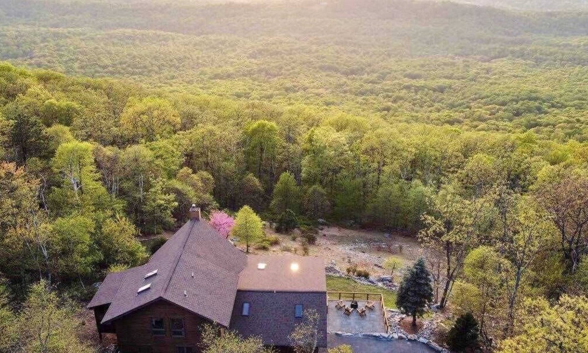 Kabletown Cabin | Mountain Luxury - Hot Tub, Amazing Views & More!