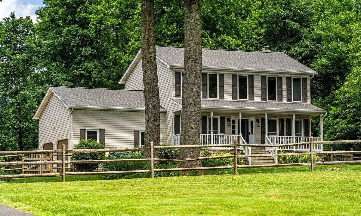 Linden House | Mountain Retreat with Hot Tub Near Shenandoah National Park, Virginia