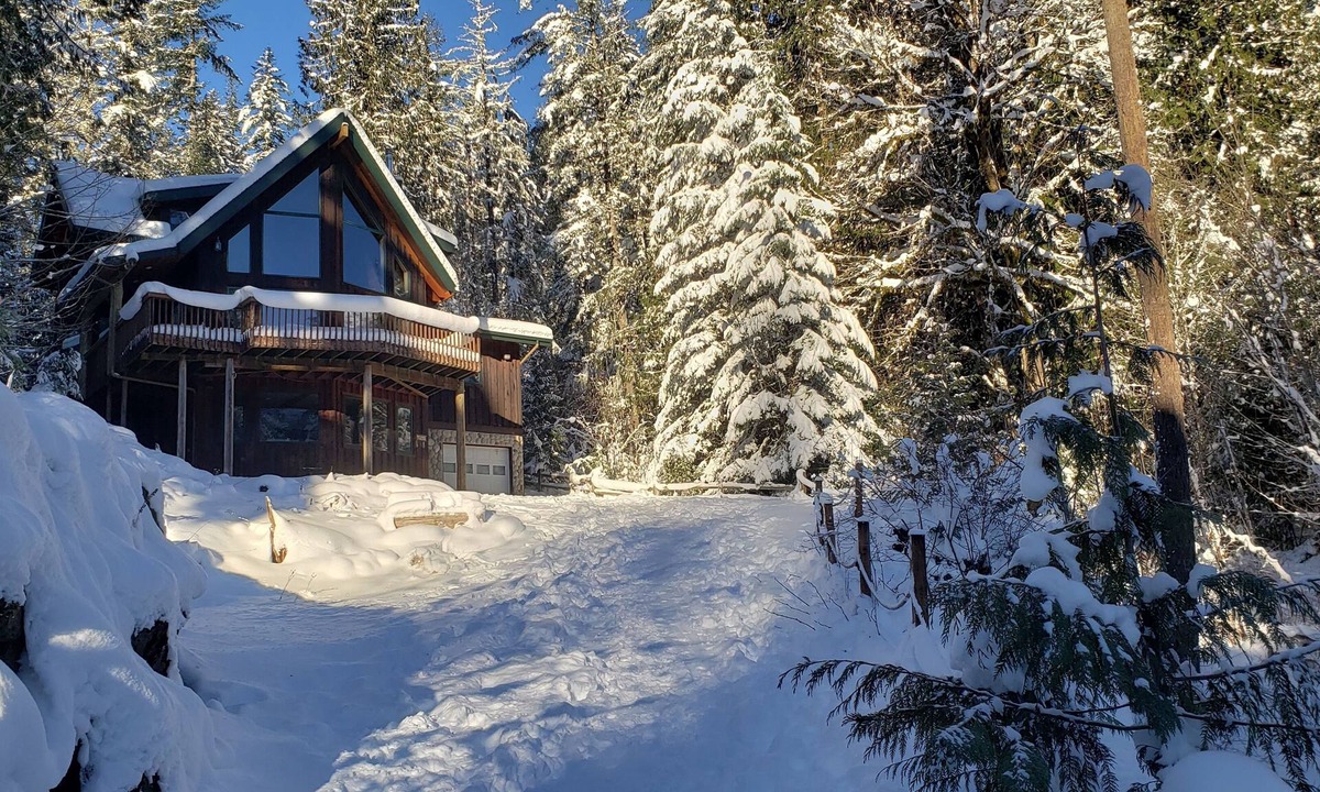 Glacier House | Mt Baker's Skyline sleeps 8, is dog friendly & includes a hot tub.