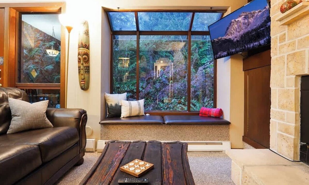 Glacier Condo | Mt Baker Serene End Unit Wood-Burning Fireplace