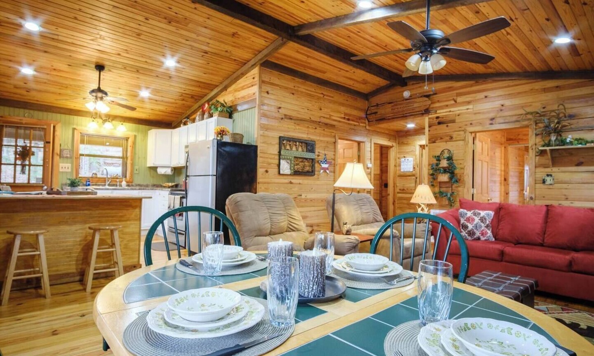 Robbinsville Cabin | Mtn. Cabin 25 min to Smoky Mnt's, Lake Santeetlah & Tail of Dragon Pet Friendly