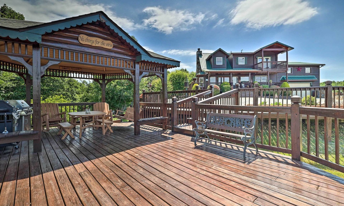Piney Creek Cabin | Mtn Views & Fire Pit: Rustic Piney Creek Cabin
