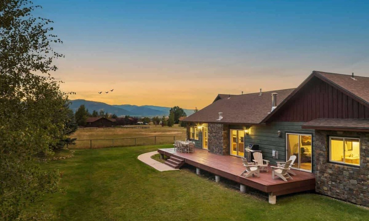 Victor House | Mtn Views, Hot Tub, Deck, Fenced Yard, AC, Dogs OK
