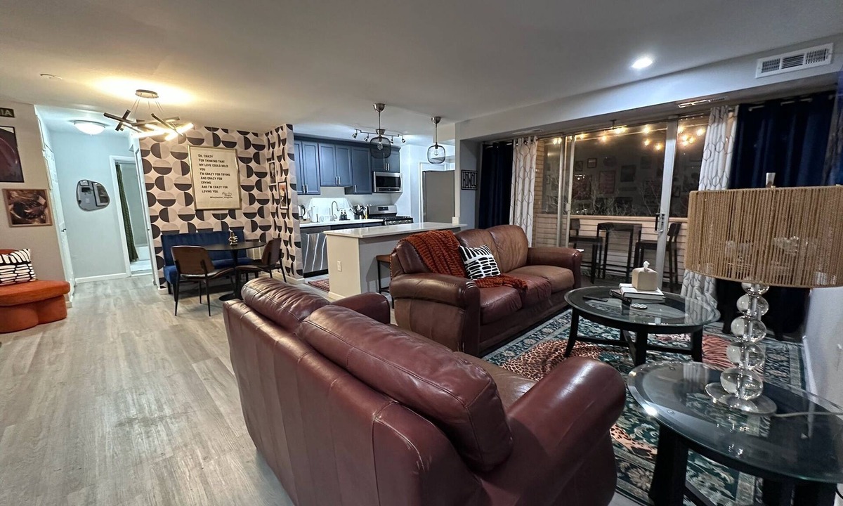 Alexandria Condo | Music-Lover's Retreat in Old Town Alexandria with a King Bed. Min from DC