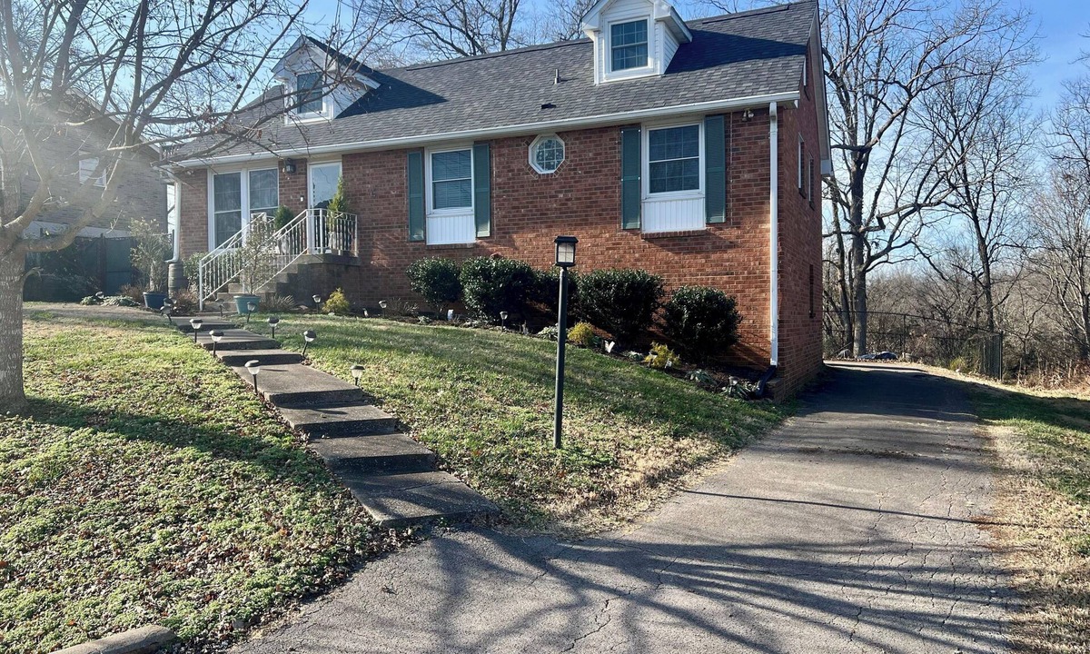 Hermitage House | Nashville Retreat near BNA ~ Pet Friendly + Backyard BBQ