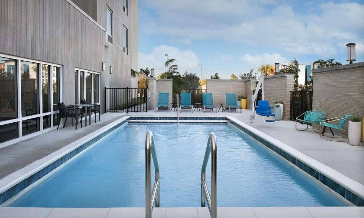Biggar Hotel | Near Airport & Beaches with Pool, Free Breakfast & Parking