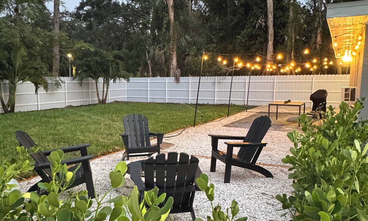 Bayou Oaks Apartment | Near Beaches & Ringling Fire Pit Family Stay Long Stays