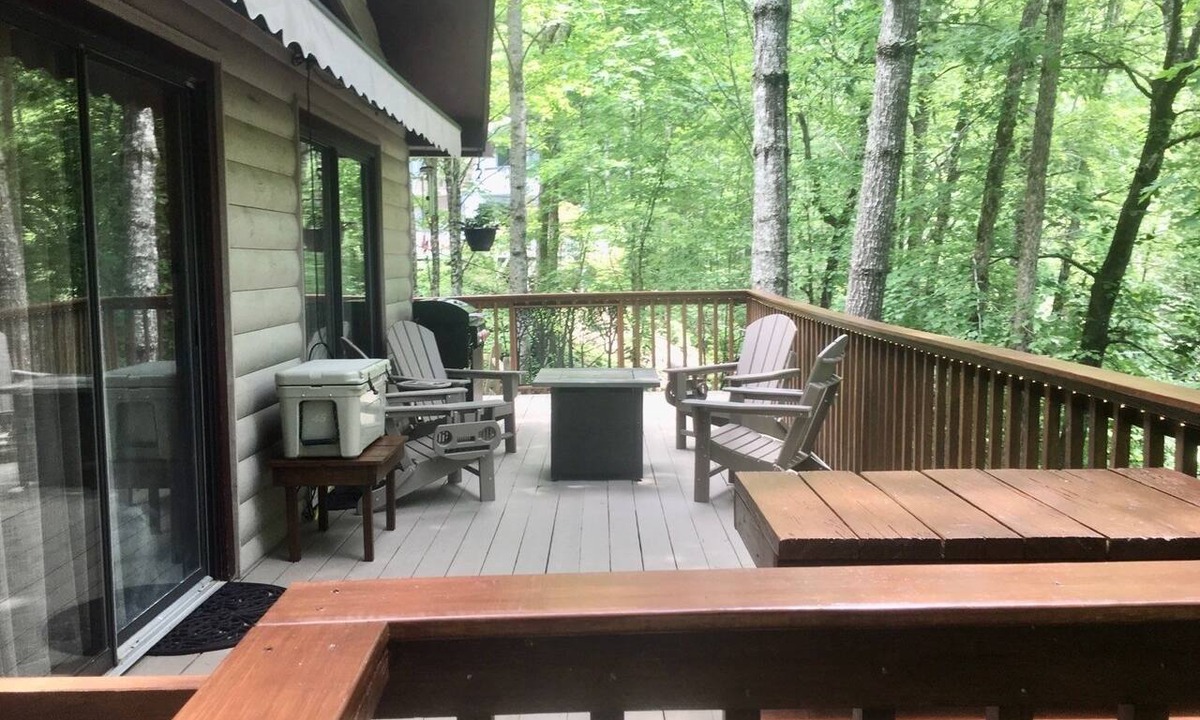 Almond Cabin | Near Bryson, Fontana, Pets Ok, outdoor dining, grill, Fire pit, and gated deck