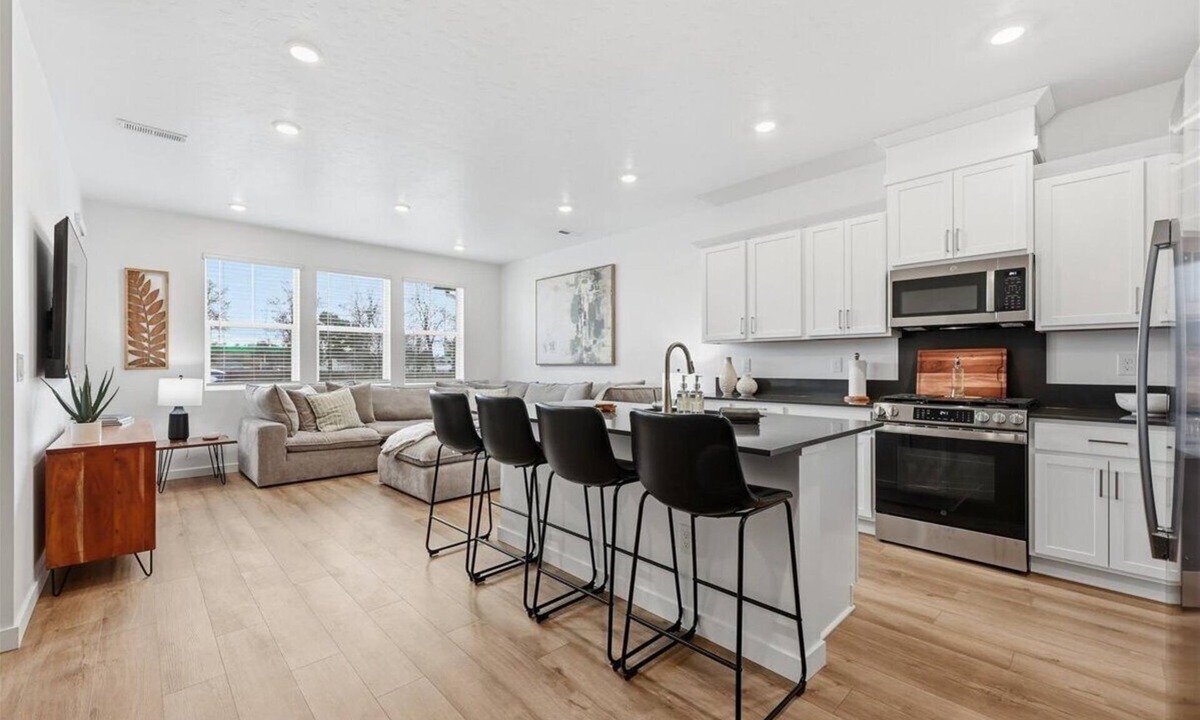 Eagle House | Near Eagle Island | Pool | 2 King Beds | Parking | Smart TV