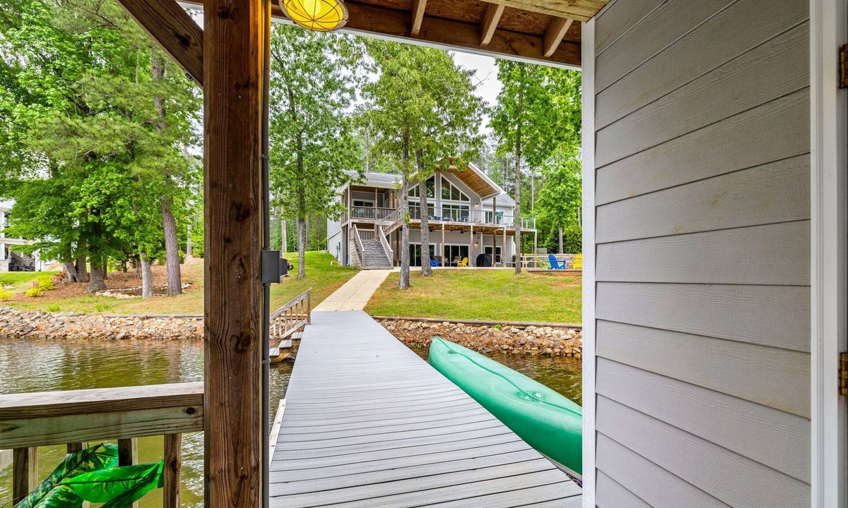Quail Ridge House | NEW! Family Lake Gaston Getaway 🛶 5BR Dock Kayaks Flat Waterfront Lot