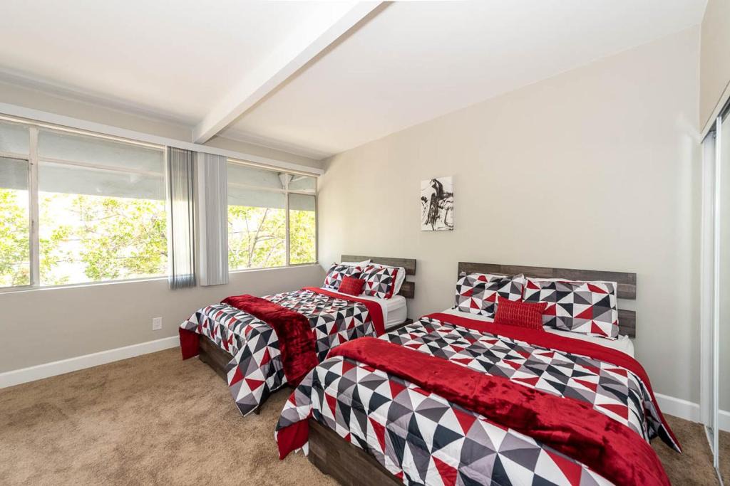 Birdland Apartment | New & Modern 2BR - Prime Location , Gym and Pool