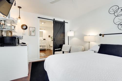 Hammondsport Apartment | New Studio Walkable to Lake & Village w/Pool!