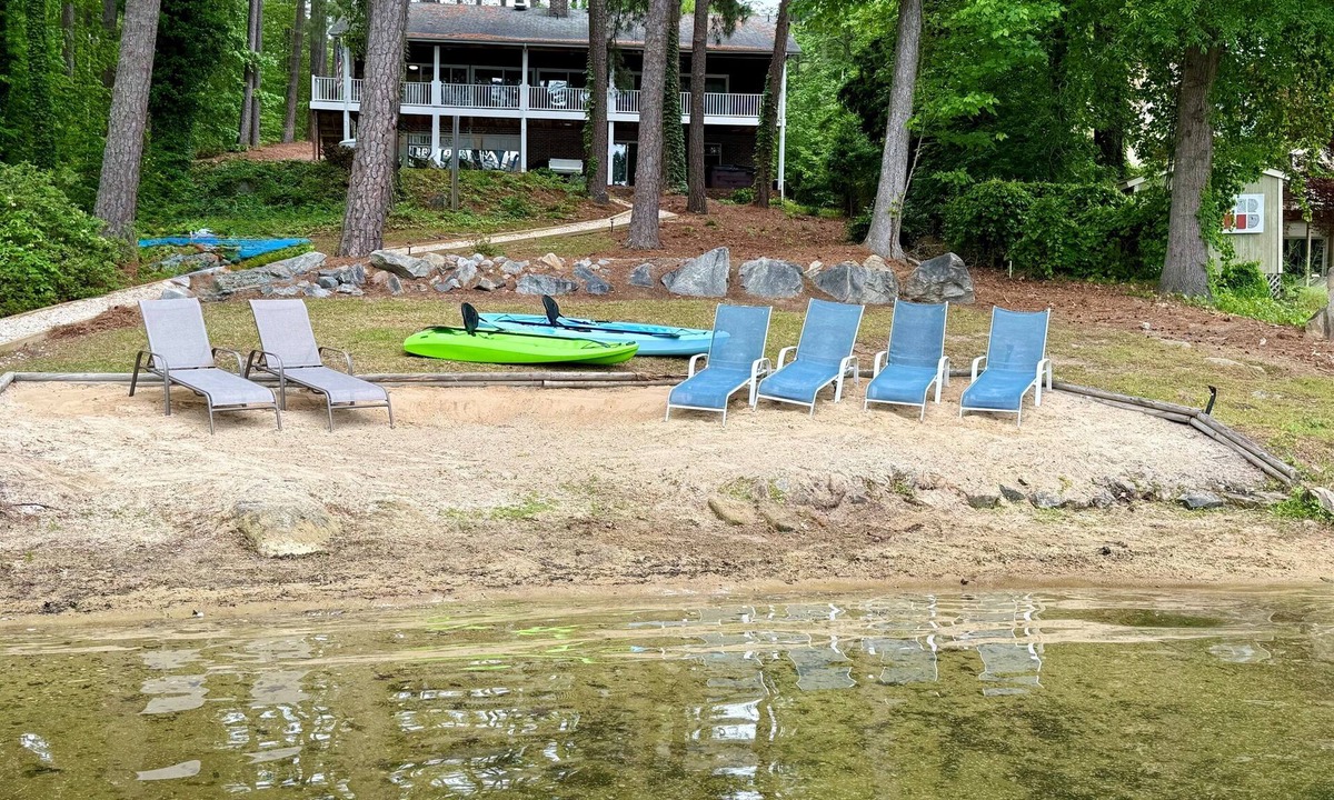 Henrico House | 💥New💥Sandy Beach! Main lake, kayaks, dock, hot tub, theater, game room, dogs!