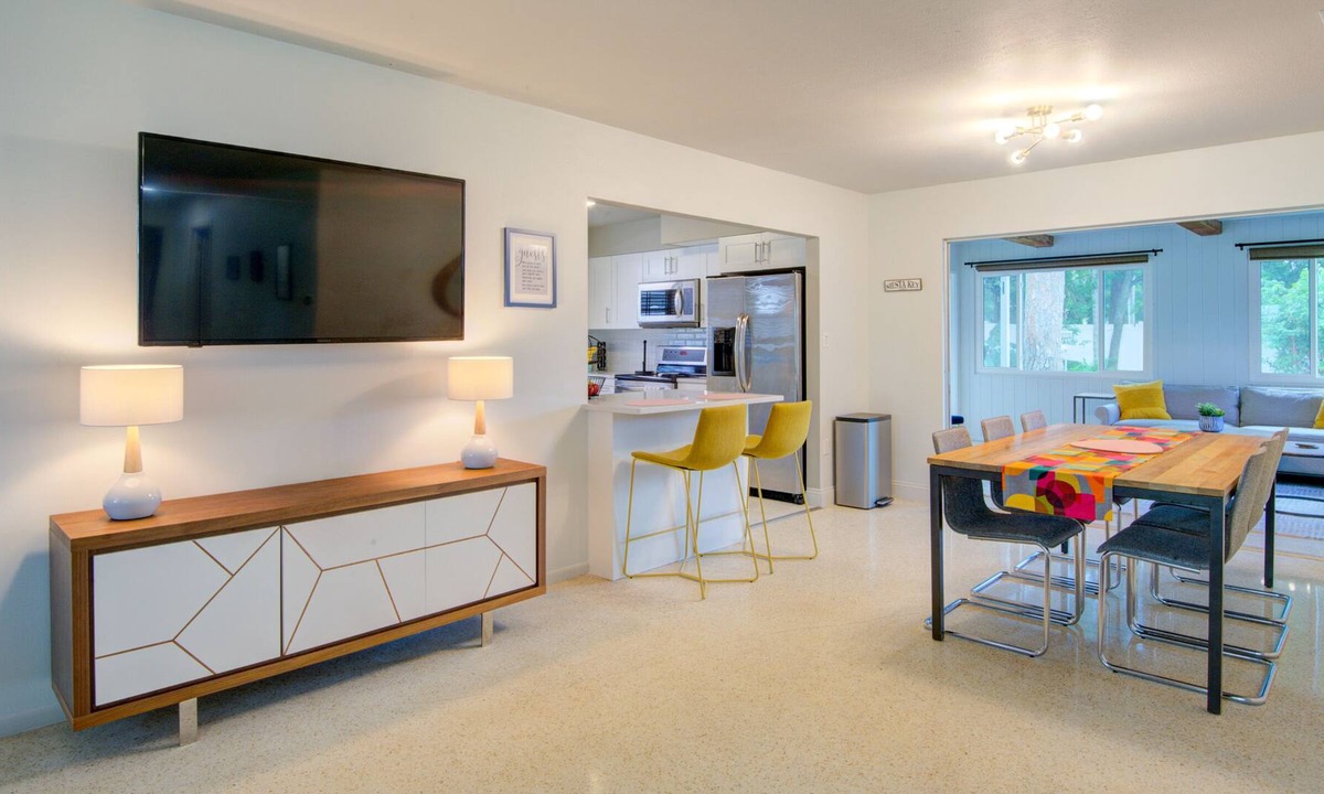 Park East House | Next to Ed Smith Stadium, Close to Beaches & City