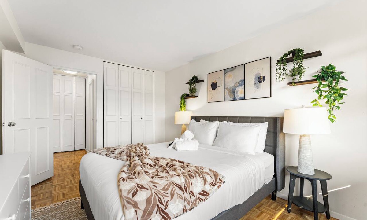 North Brookline Apartment | Nice 2bd/1.5ba Next to BU 7qn5