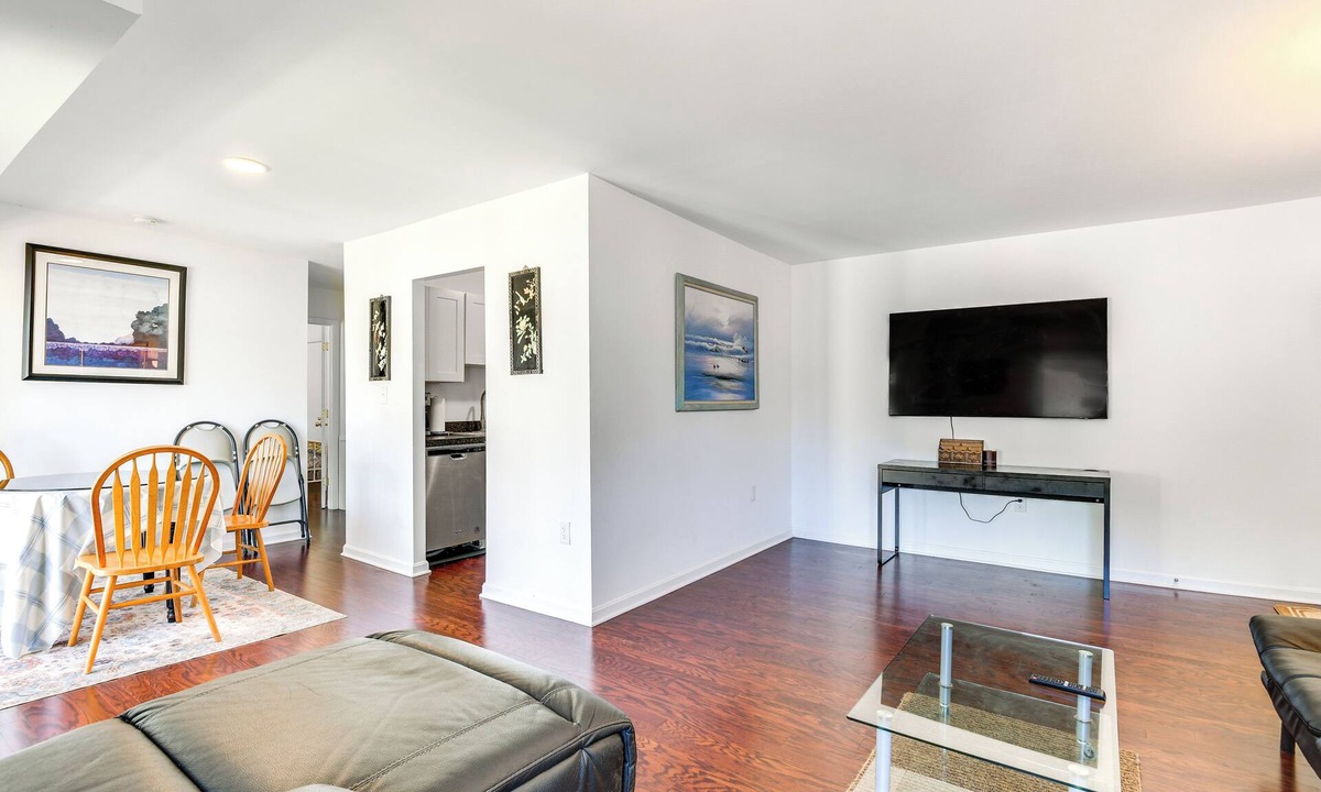 North Bethesda Apartment | North Bethesda Apartment w/Community Pool!