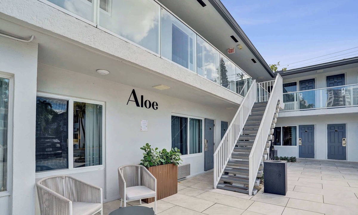Galt Mile Apartment | Ocean Blvd 2 King Suite at The Botanica