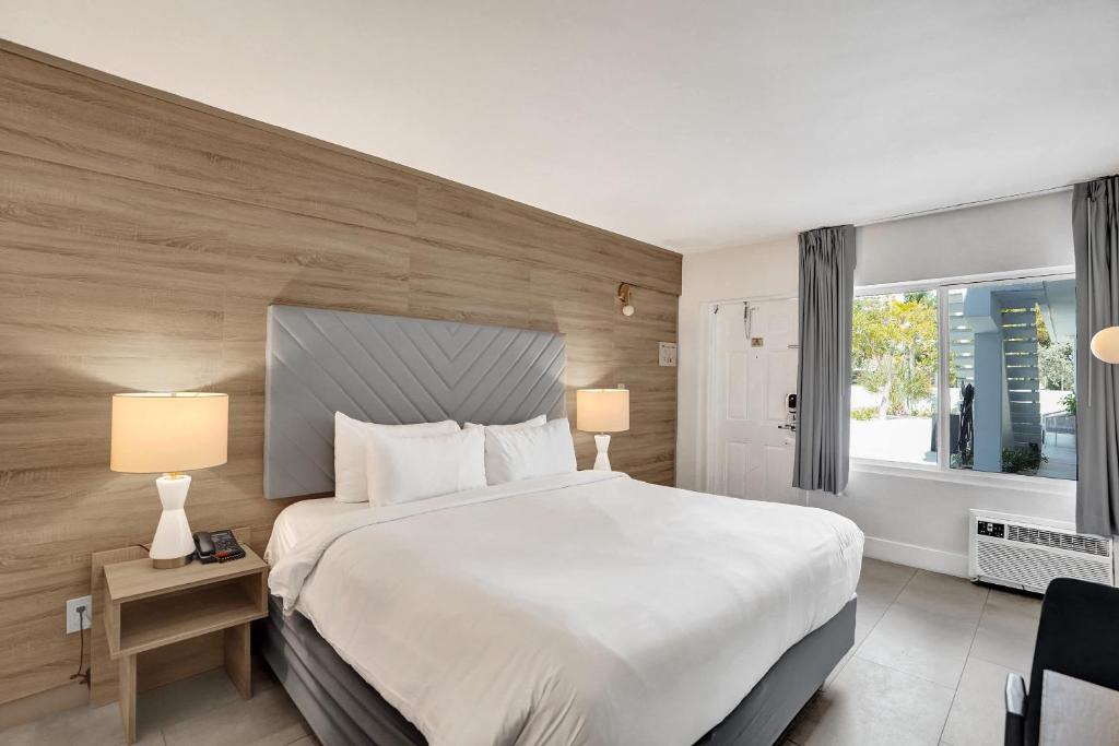 Galt Mile Hotel | Ocean Blvd King Suite Near Beach