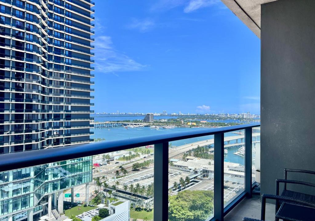 Downtown Miami Apartment | Ocean View Downtown Miami - Rooftop Pool & Resort Amenities