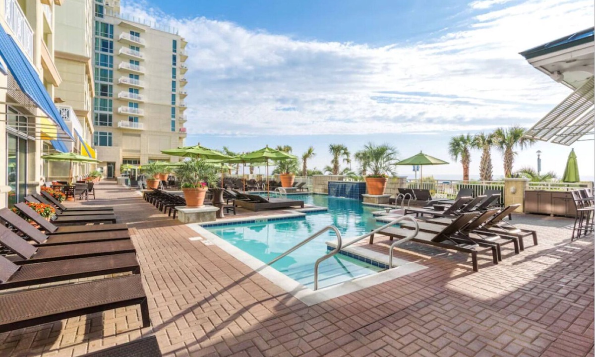 Northeast Virginia Beach Hotel | Oceanfront Comfort | Three 1-BR Suite w/Kitchen, Pool Access & Modern Touches