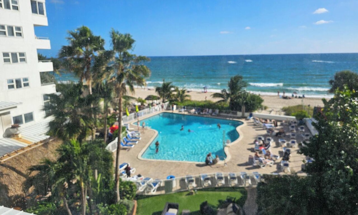 Galt Mile Condo | Oceanfront Condo at Ocean Manor, beachfront w/kitchenette